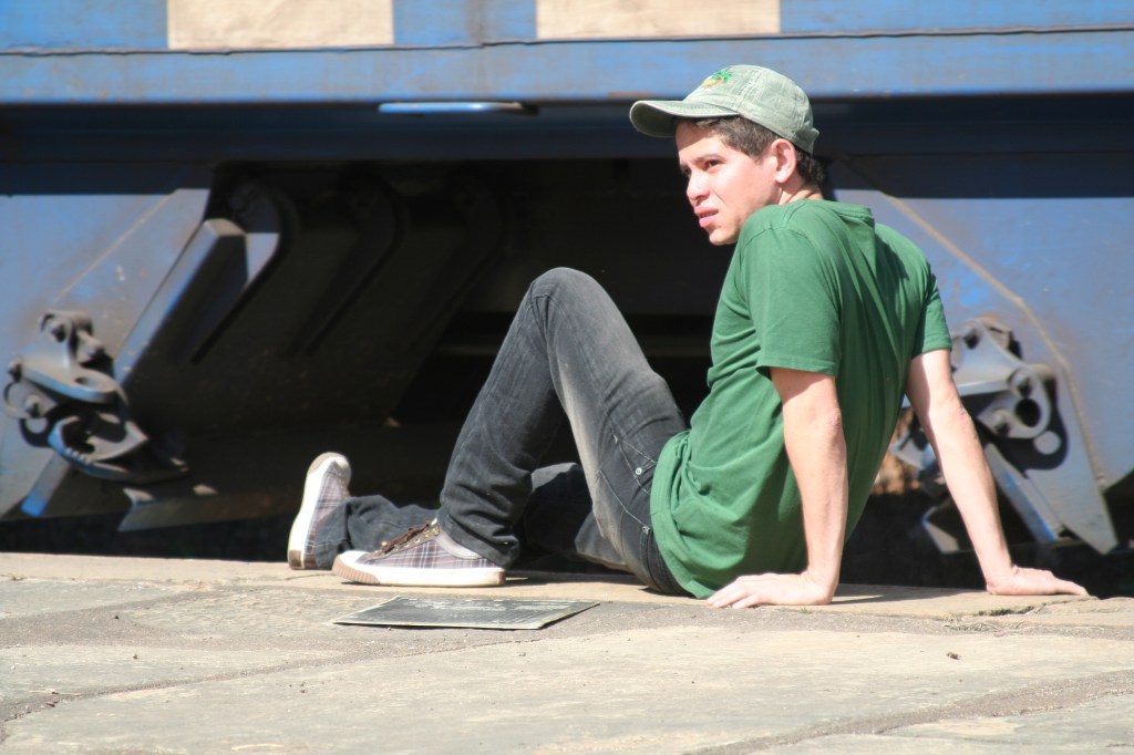 Lopes al’Cançado, 44 , músico-compositor, escritor, natural de Belo Horizonte e reside desde a infância na parte baixa do histórico município de Santa Luzia, mais precisamente no Conjunto Habitacional Cristina. Aos 15 anos de idade passou a trabalhar em diversas profissões, sobretudo na capital mineira. Começa a escrever textos literários em 1992 e a compor músicas em 1997. Estudou violão e teoria musical com professores particulares e de forma autônoma. Hoje atua como compositor e intérprete suas canções. Publica poemas, contos, artigos de ensaio e entrevistas com outros artistas.