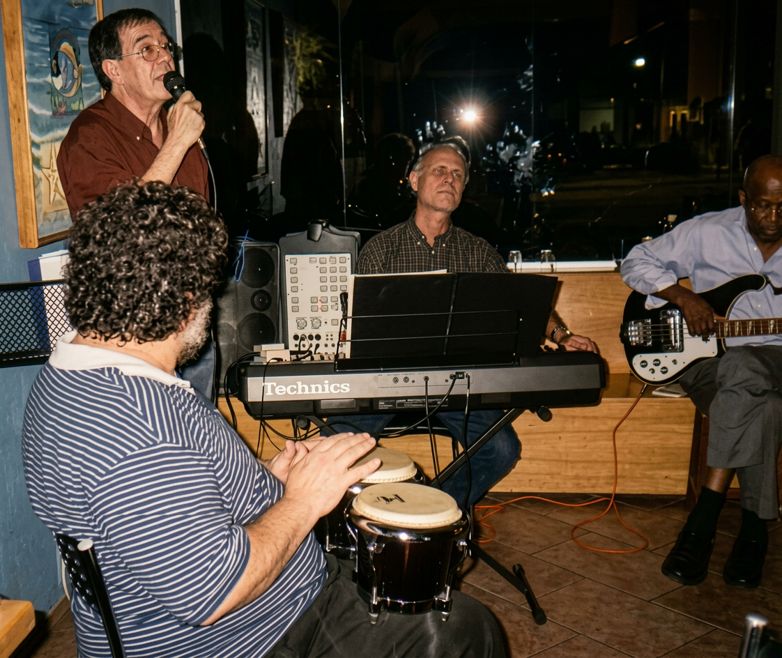 
Cantando em Café com Letras. Teclados: Marcos d'Abreu - cordas: Daniel Jr.